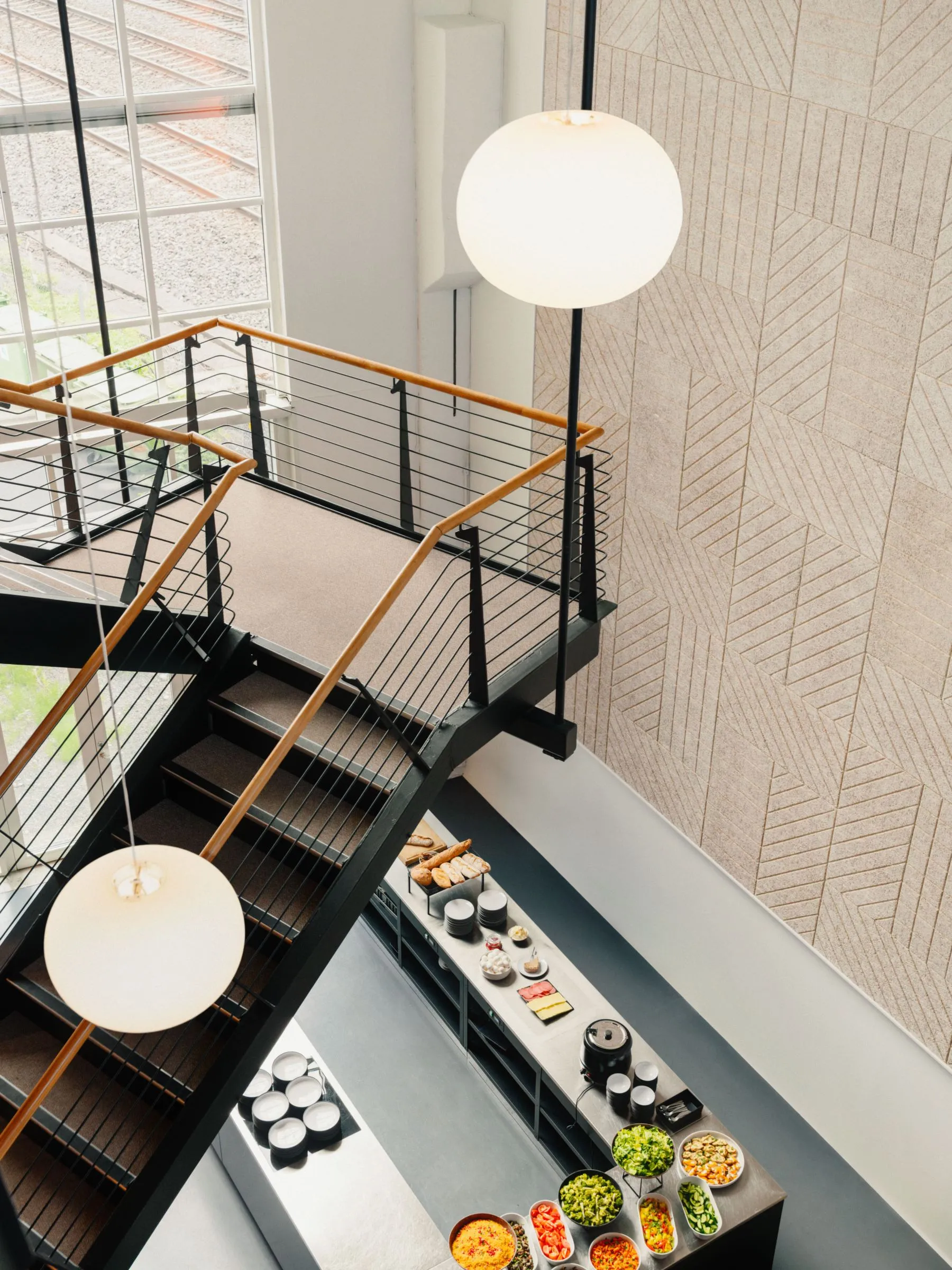 Lunsjbuffet sett fra trappen